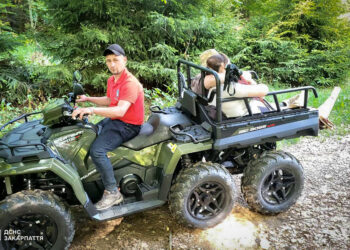 28-річну киянку, що травмувала в горах ногу, квадроциклом доправили до Пилипця (ФОТО)