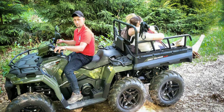 28-річну киянку, що травмувала в горах ногу, квадроциклом доправили до Пилипця (ФОТО)