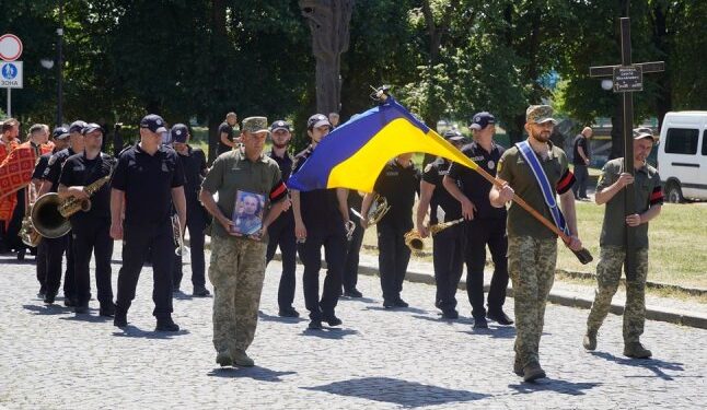 Ужгород попрощався із полеглим 40-річним Героєм — Закарпаття