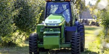 Електротрактор John Deere E-Power хвалять за тиху роботу та легше керування – Техніка