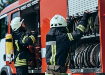 Вогонь гасили кілька годин: у селищі Солотвино горіли бази відпочинку — Закарпаття