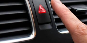 Всіх водіїв, хто блимає «аварійкою», щоб подякувати, попередили: чи буде штраф — Закарпаття