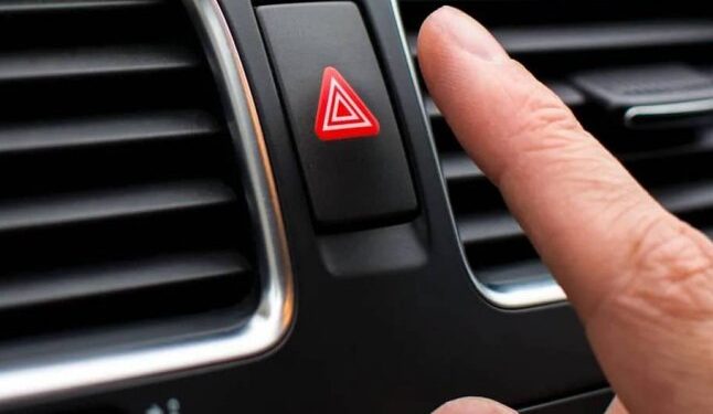 Всіх водіїв, хто блимає «аварійкою», щоб подякувати, попередили: чи буде штраф — Закарпаття