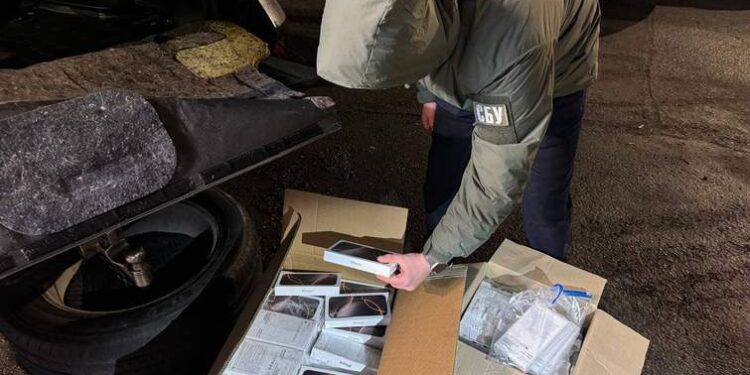 Берегівський суддя Михайлишин повернув контрабандисту 162 вилучених на кордоні iPhone вартістю понад 9 млн грн (ФОТО)