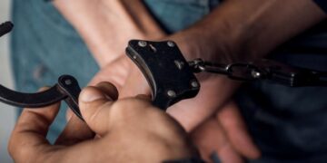 Повалив жінку на землю: закарпатець вчинив зухвалий злочин — Закарпаття