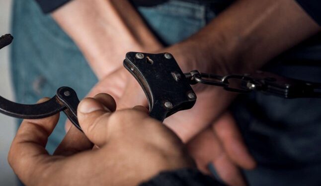 Повалив жінку на землю: закарпатець вчинив зухвалий злочин — Закарпаття