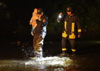 Через обвал мосту між Підполоззям і Жденієвом на Мукачівщині 2-річного малюка з температурою 40°С і судомами на руках переносили через річку (ФОТО)