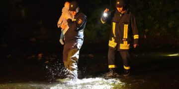 Через обвал мосту між Підполоззям і Жденієвом на Мукачівщині 2-річного малюка з температурою 40°С і судомами на руках переносили через річку (ФОТО)