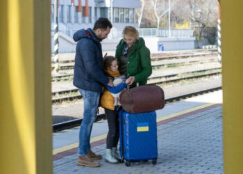 Чи потрібен дозвіл батька, якщо дитина їде за кордон з мамою по біометрії?