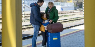 Чи потрібен дозвіл батька, якщо дитина їде за кордон з мамою по біометрії?
