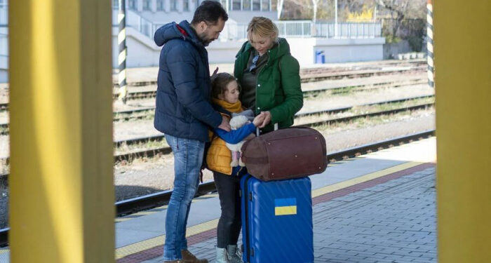 Чи потрібен дозвіл батька, якщо дитина їде за кордон з мамою по біометрії?