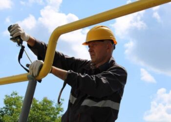 Чому газові труби фарбують у жовтий колір: на це є дві причини — Закарпаття