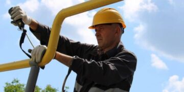 Чому газові труби фарбують у жовтий колір: на це є дві причини — Закарпаття
