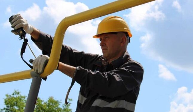 Чому газові труби фарбують у жовтий колір: на це є дві причини — Закарпаття
