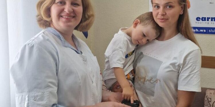 Фонд Ріната Ахметова забезпечив слуховими апаратами трирічну дитину з Дніпра
