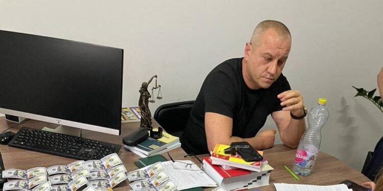 Головний “кадровик” Закарпатської обласної дитячої лікарні і адвокат Печунка заробляв на “ухилянтах”, оформляючи “липові” інвалідності (ФОТО)