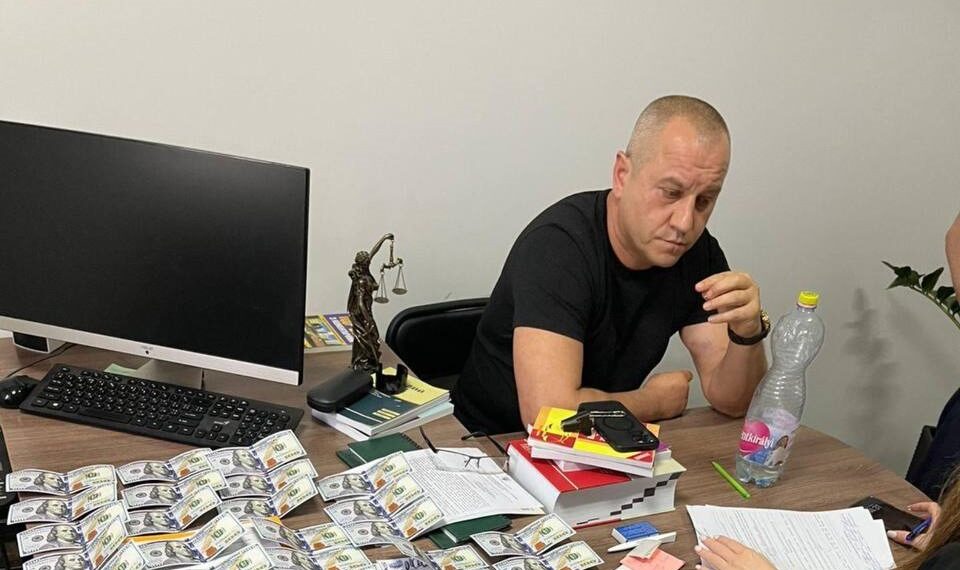 Головний “кадровик” Закарпатської обласної дитячої лікарні і адвокат Печунка заробляв на “ухилянтах”, оформляючи “липові” інвалідності (ФОТО)