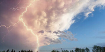 Грози, шквалистий вітер: Закарпатський гідрометцентр оголосив штормове попередження