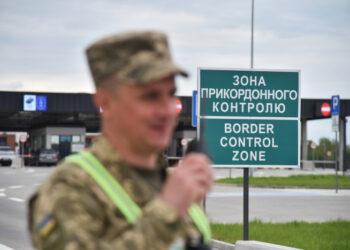 Літній сезон подорожей: як безпечно та швидко перетнути кордон з дітьми? Поради від прикордонників