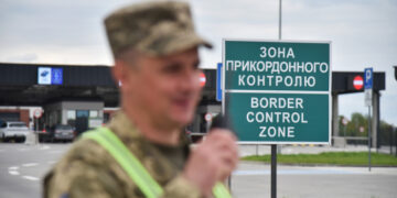 Літній сезон подорожей: як безпечно та швидко перетнути кордон з дітьми? Поради від прикордонників