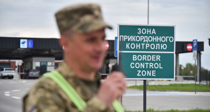 Літній сезон подорожей: як безпечно та швидко перетнути кордон з дітьми? Поради від прикордонників