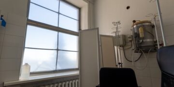 “Метінвест” встановлює 1500 ударостійких вікон у пошкоджених будівлях Запоріжжя