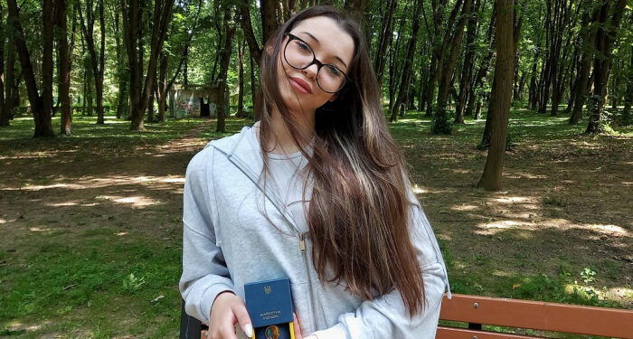 Мріє повернутися у звільнений Маріуполь: Кіра Обединська про поранення, вивезення у ДНР і нагороду “Майбутнє України”