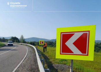 На дорогах області оновлюють знаки та розмітку