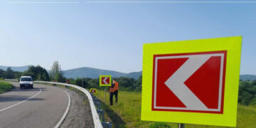 На дорогах області оновлюють знаки та розмітку