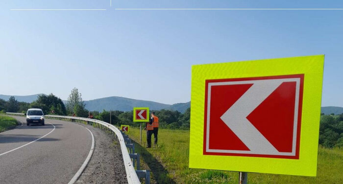 На дорогах області оновлюють знаки та розмітку