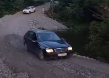 На місці зруйнованого мосту між Жденієвом і Підполоззям облаштували тимчасову переправу (ВІДЕО)