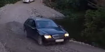 На місці зруйнованого мосту між Жденієвом і Підполоззям облаштували тимчасову переправу (ВІДЕО)