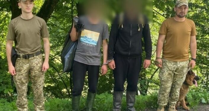На Рахівщині за 100 м від кордону затримали 2-х “ухилянтів” з Харківщини, які 2 тижні блукали горами (ФОТО)