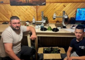 На Закарпатті ветеран ТрО з сином друкують деталі для дронів на 3D-принтері –