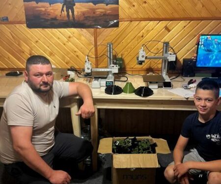 На Закарпатті ветеран ТрО з сином друкують деталі для дронів на 3D-принтері –