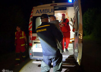 Обвал мосту на Мукачівщині: рятувальники Закарпаття допомагають людям та облаштовують переправу (ФОТО) –