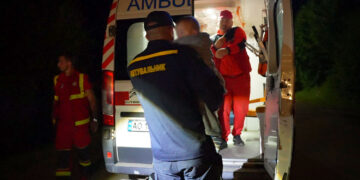 Обвал мосту на Мукачівщині: рятувальники Закарпаття допомагають людям та облаштовують переправу (ФОТО) –