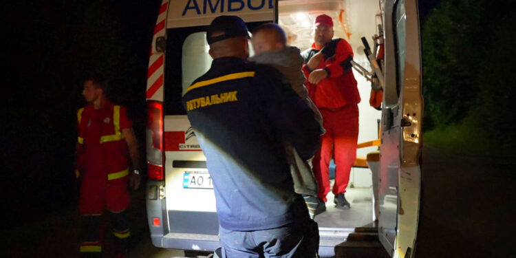 Обвал мосту на Мукачівщині: рятувальники Закарпаття допомагають людям та облаштовують переправу (ФОТО) –