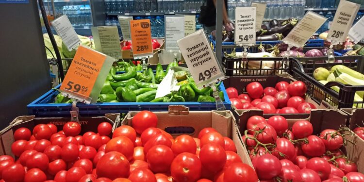 Парадокс цін: в Ужгороді продукти дорожчі, ніж у Європі, попри близькість кордону (ВІДЕО) –