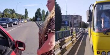 Подружжя волонтерки та військового зупиняють рух на транспортному мосту в Ужгороді на хвилину мовчання (ВІДЕО)