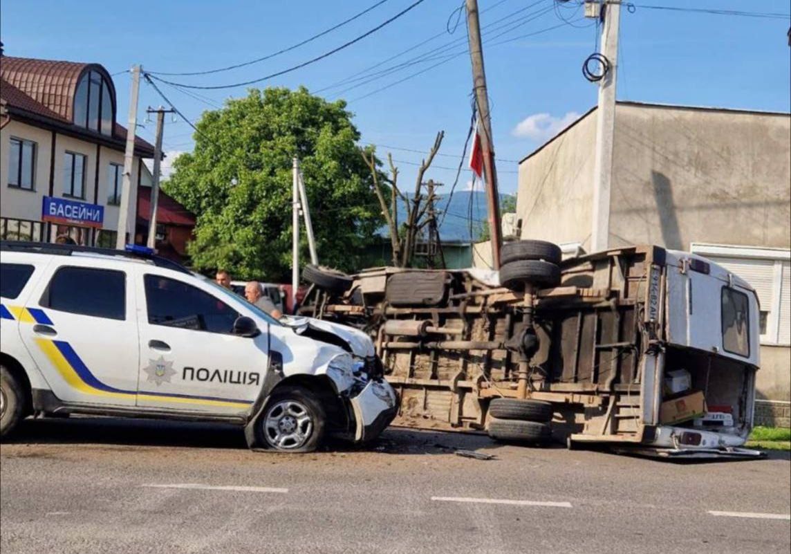 Поліція розповіла про обставини зіткнення свого службового Renault з мікроавтобусом Mercedes у у Солотвині на Тячівщині (ФОТО)