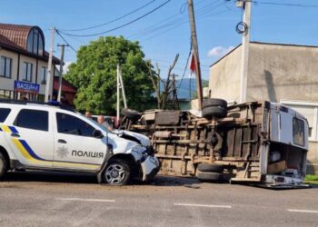 Поліція розповіла про обставини зіткнення свого службового Renault з мікроавтобусом Mercedes у Солотвині на Тячівщині (ФОТО)