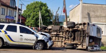 Поліція розповіла про обставини зіткнення свого службового Renault з мікроавтобусом Mercedes у Солотвині на Тячівщині (ФОТО)