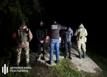 Прикордонника із Закарпаття, який перевозив “ухилянтів” у власному авто, “засудили” до іспитового терміну