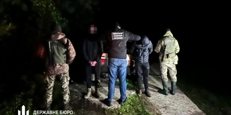 Прикордонника із Закарпаття, який перевозив “ухилянтів” у власному авто, “засудили” до іспитового терміну