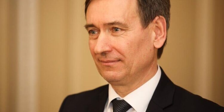 Рада може дозволити українцям до 24 років виїжджати за кордон – Веніславський