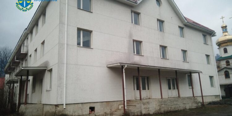 Рахівську міськраду через суд зобов&apos;язали завершити державну реєстрацію на акушерсько-гінекологічний корпус райлікарні