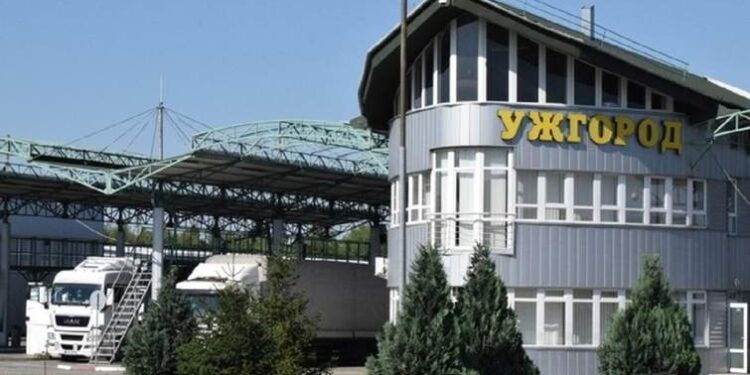 Суд в Ужгороді покарав працівницю митниці за хабарництво штрафом