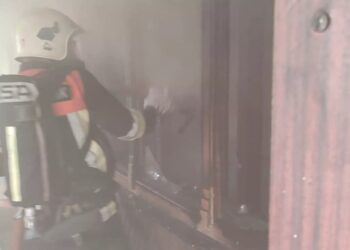 У Берегові врятували від вогню будинок, де горіло в одній кімнаті (ФОТО)