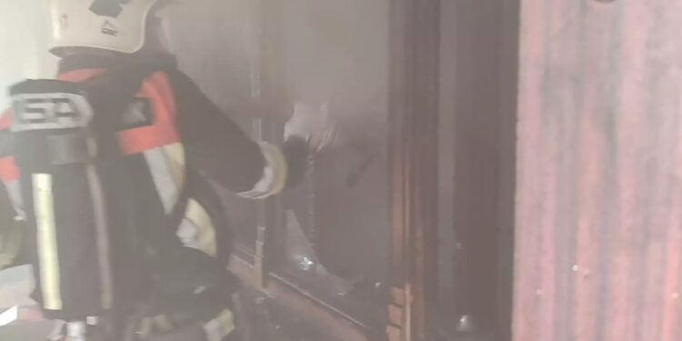 У Берегові врятували від вогню будинок, де горіло в одній кімнаті (ФОТО)